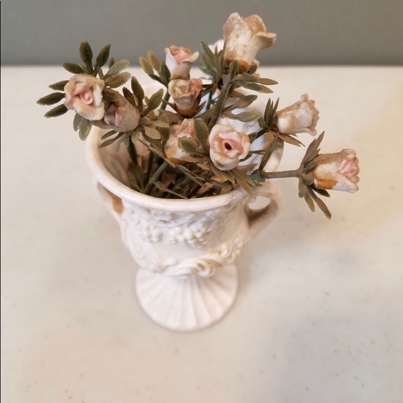 Vintage bouquet of ceramic flowers in a classical ceramic planter. - Picture 2 of 10